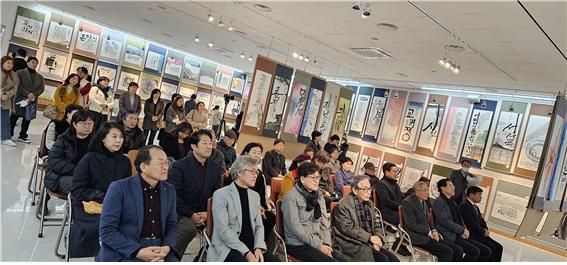 문경문학관, 문경연가 캘리그라피대전 시상식 가져 (1).jpg