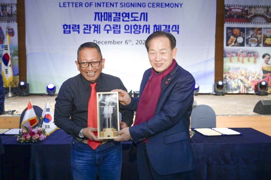 1207 실과소 사진자료 1(문경시, 인니 살라티가시와 손 맞잡아)-총무과 (2).jpg