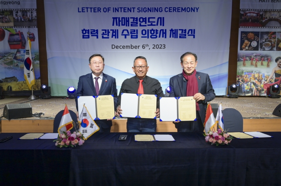 1207 실과소 사진자료 1(문경시, 인니 살라티가시와 손 맞잡아)-총무과 (3).jpg
