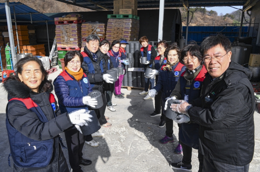 1207 문경시 추가 사진자료 2(한국자유총연맹 문경시지회, 사랑愛 겨울나기 나눔)-홍보전산과 (2).jpg
