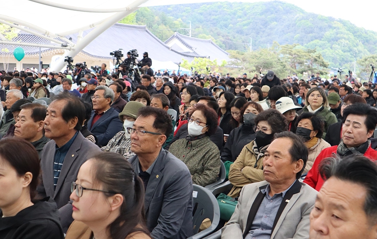 문경찻사발축제 관객들.jpg